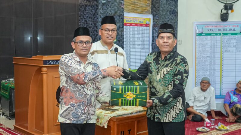 Sekda Sumbar Serahkan Bantuan untuk Masjid dan 32 Panti Sosial di Padang