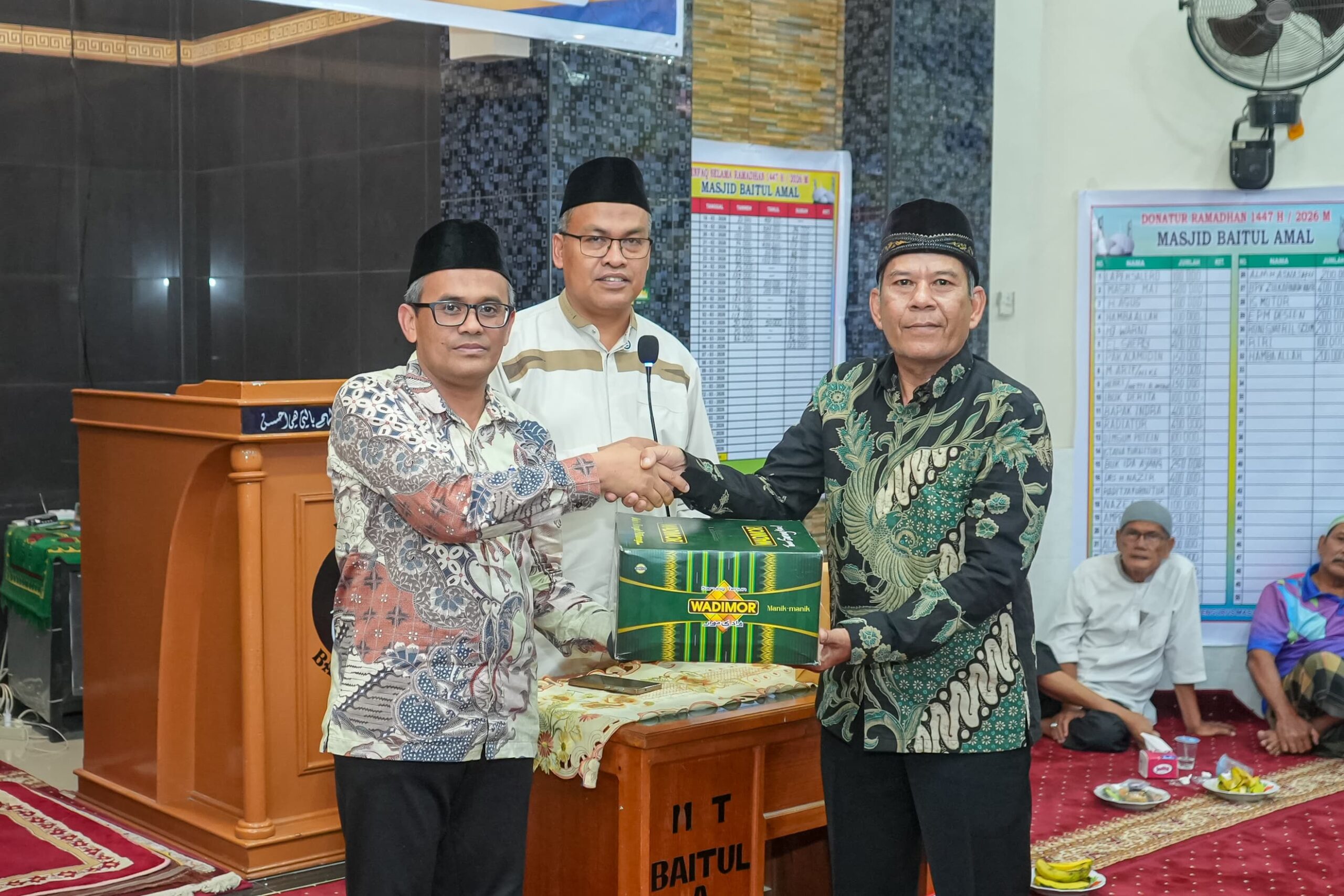 Sekda Sumbar Serahkan Bantuan untuk Masjid dan 32 Panti Sosial di Padang