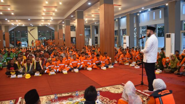Berhasil Raih Sertifikat Adipura, Wako Padang Buka Bersama Petugas Kebersihan