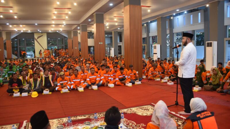 Berhasil Raih Sertifikat Adipura, Wako Padang Buka Bersama Petugas Kebersihan