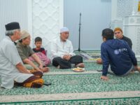 Gubernur Mahyeldi Iktikaf Bersama Warga di Masjid Jihad Kampung Perak