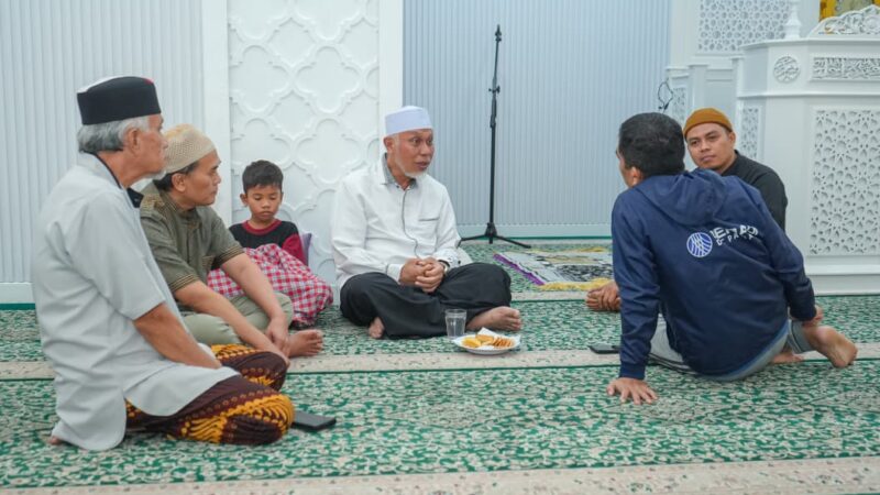 Gubernur Mahyeldi Iktikaf Bersama Warga di Masjid Jihad Kampung Perak