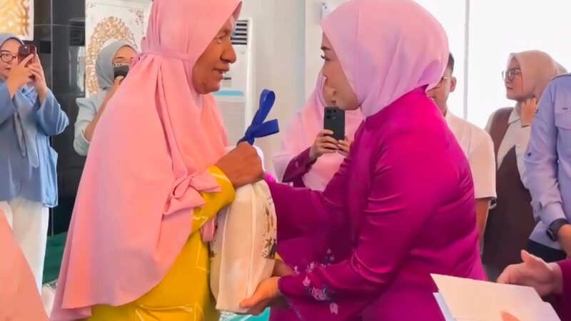 BKOW Sumbar Salurkan Ratusan Bantuan Paket Sembako