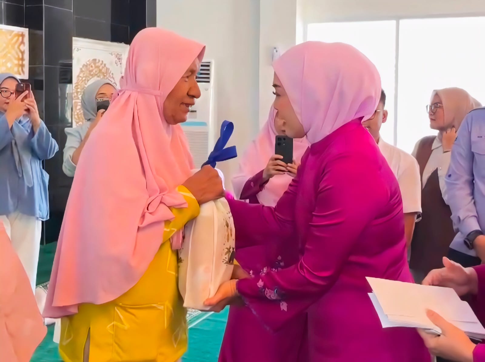 BKOW Sumbar Salurkan Ratusan Bantuan Paket Sembako