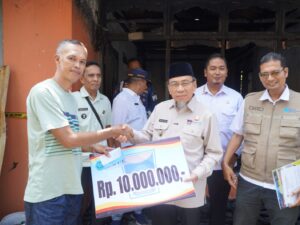 Wawako Padang Serahkan Bantuan untuk Korban Kebakaran di Lubuk Buaya