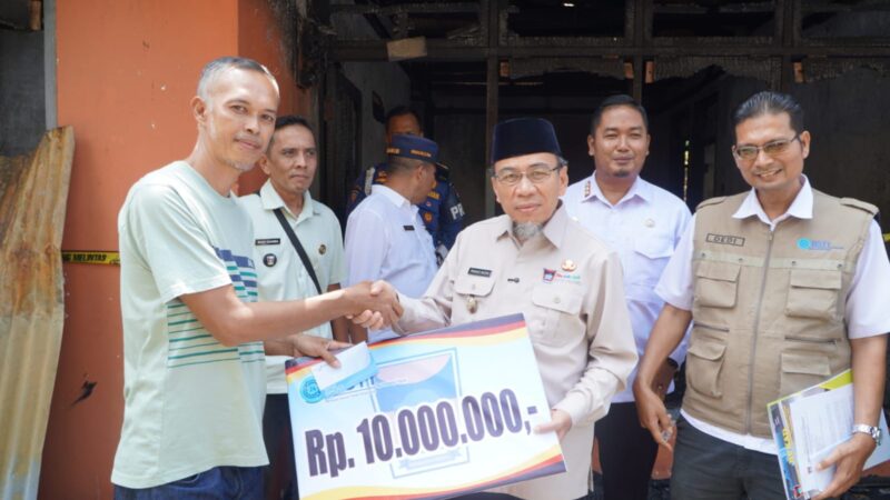 Wawako Padang Serahkan Bantuan untuk Korban Kebakaran di Lubuk Buaya