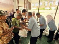 Sambut Idul Fitri, Yayasan Semen Padang Bagikan Paket Lebaran untuk Fakir Miskin dan Anak Yatim