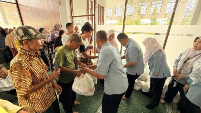 Sambut Idul Fitri, Yayasan Semen Padang Bagikan Paket Lebaran untuk Fakir Miskin dan Anak Yatim