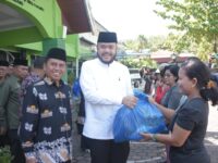 Program Joyful Ramadan, Wako Fadly Amran Serahkan 300 Paket Sembako untuk Masyarakat Lintas Agama