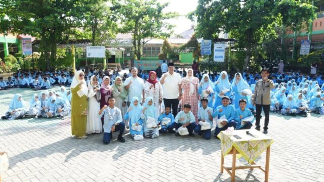 Tutup Pesantren Ramadan, OSIS SMPN 2 Pariaman Berbagi 116 Paket Sembako