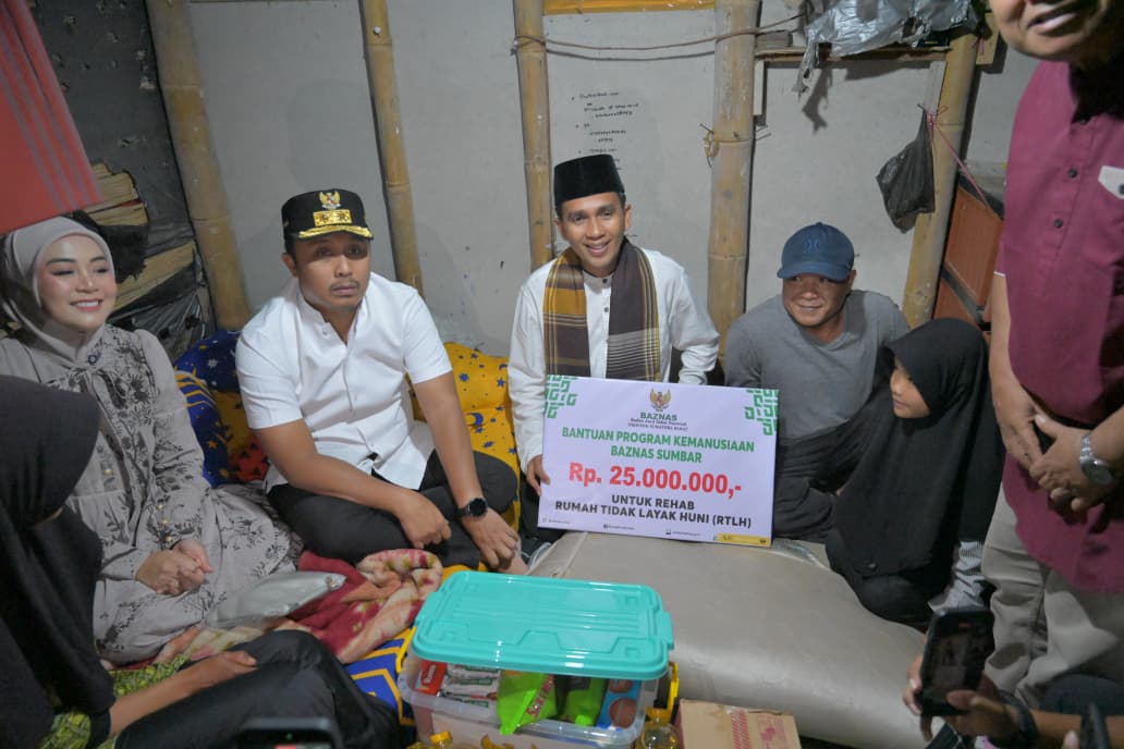 Wagub Sumbar Serahkan Bantuan Bedah Rumah untuk Keluarga Petani di Paninjauan