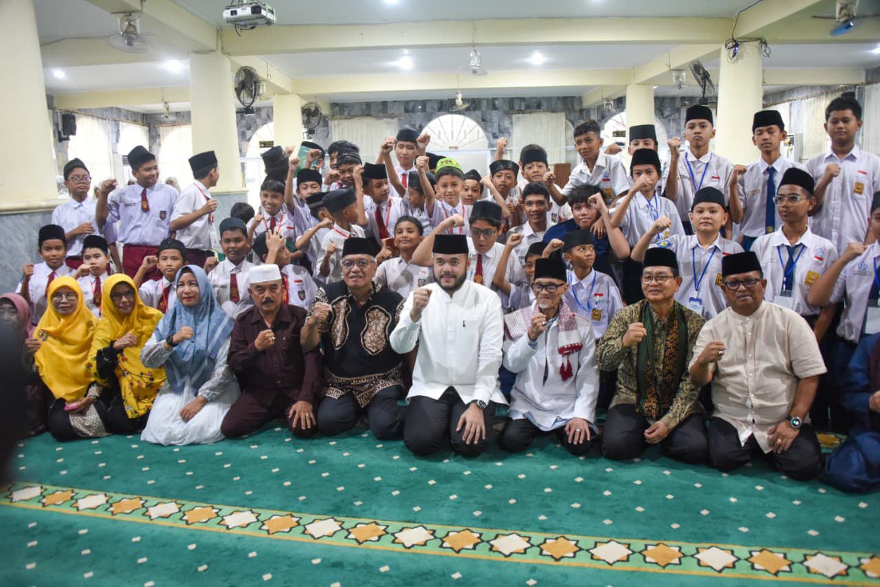 Wako Padang Tutup Kegiatan Pesantren Ramadan di Masjid Raya Al Munawwarah Nanggalo