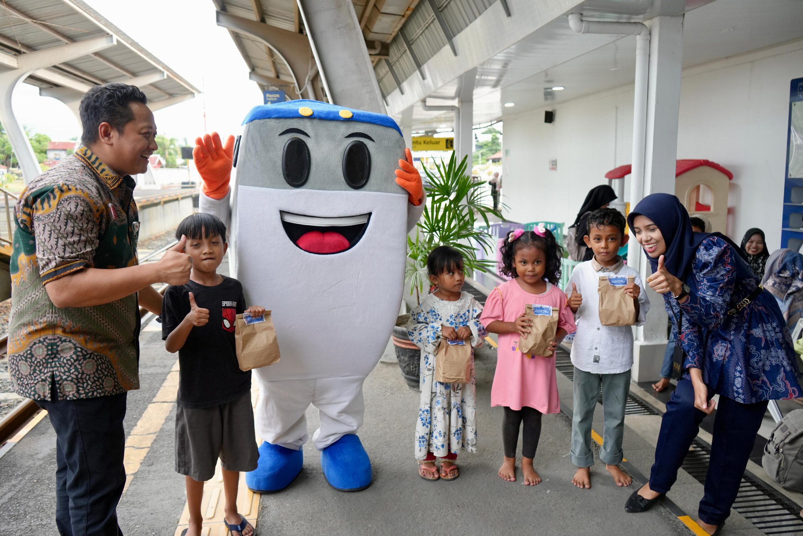 KAI Sumbar Bagikan Takjil Gratis dan Sosialisasi Keselamatan di Stasiun Padang
