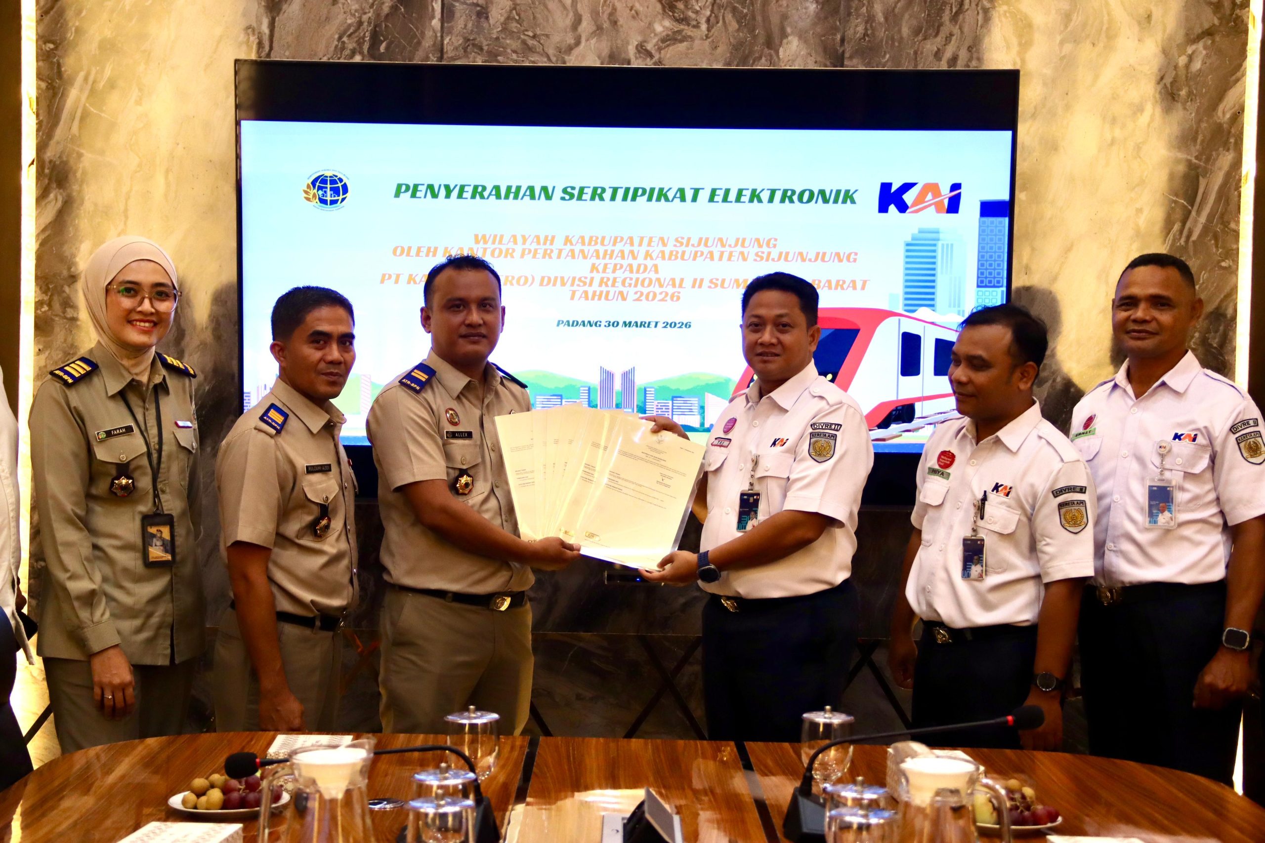 Perkuat Pengamanan Aset Negara, KAI Sumbar Terima 8 e-Sertipikat dari BPN Sijunjung