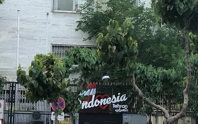 Kedutaan Besar Republik Indonesia (KBRI) di Teheran memastikan akan terus menjalin komunikasi dengan Warga Negara Indonesia (WNI) di Iran