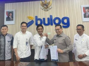 Perum Bulog direncanakan akan membangun gudang logistik pangan di Dharmasraya dalam waktu dekat ini. Pembangunan gudang Bulog