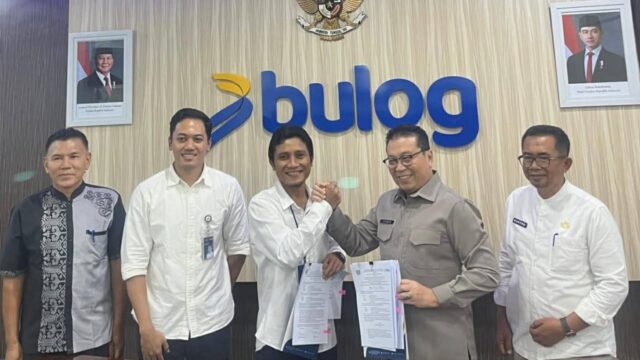 Perum Bulog direncanakan akan membangun gudang logistik pangan di Dharmasraya dalam waktu dekat ini. Pembangunan gudang Bulog