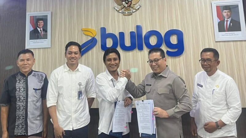 Perum Bulog direncanakan akan membangun gudang logistik pangan di Dharmasraya dalam waktu dekat ini. Pembangunan gudang Bulog