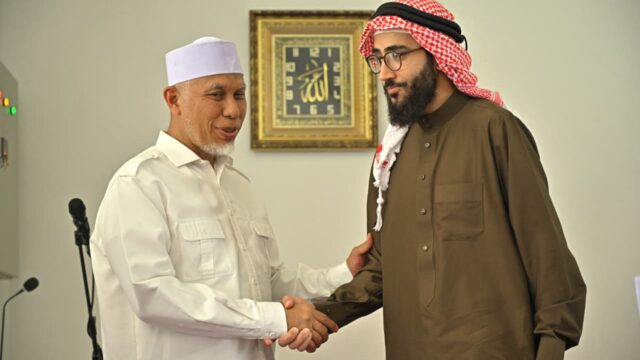 Gubernur Mahyeldi Serahkan Bantuan Kemanusiaan dari Masyarakat Sumbar untuk Rakyat Palestina