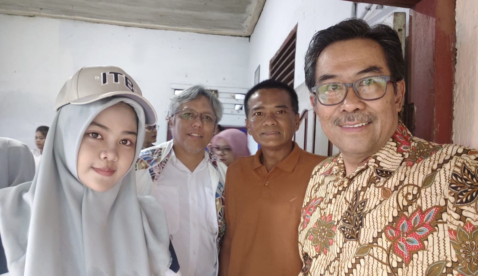 Kisah Assyifa Siswa di Pariaman Lulus ITB, Dijemput Rektor-Pesan ke WA Ibu yang Sudah Wafat