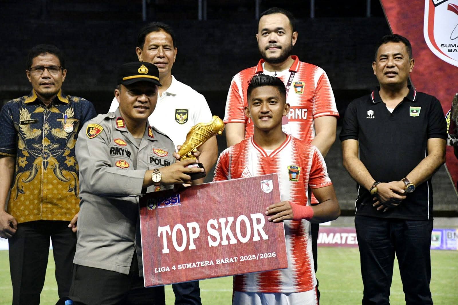 Liga 4 Sumbar: Kemas 20 Gol, Carel Syadef Raih Sepatu Emas