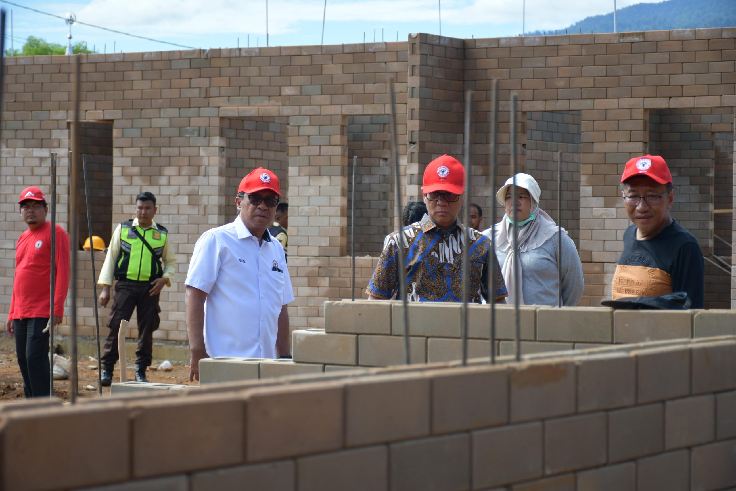 Tinjau Progres Huntap Buddha Tzu Chi Berbahan Sepablock, Dirut SIG Pastikan Kualitas Konstruksi