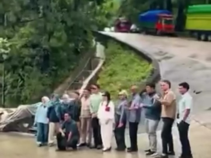 Heboh Rombongan Arteria Dahlan Foto-foto di Tikungan Ekstrem Sitinjau Lauik, Kendaraan Lain Terpaksa Antre