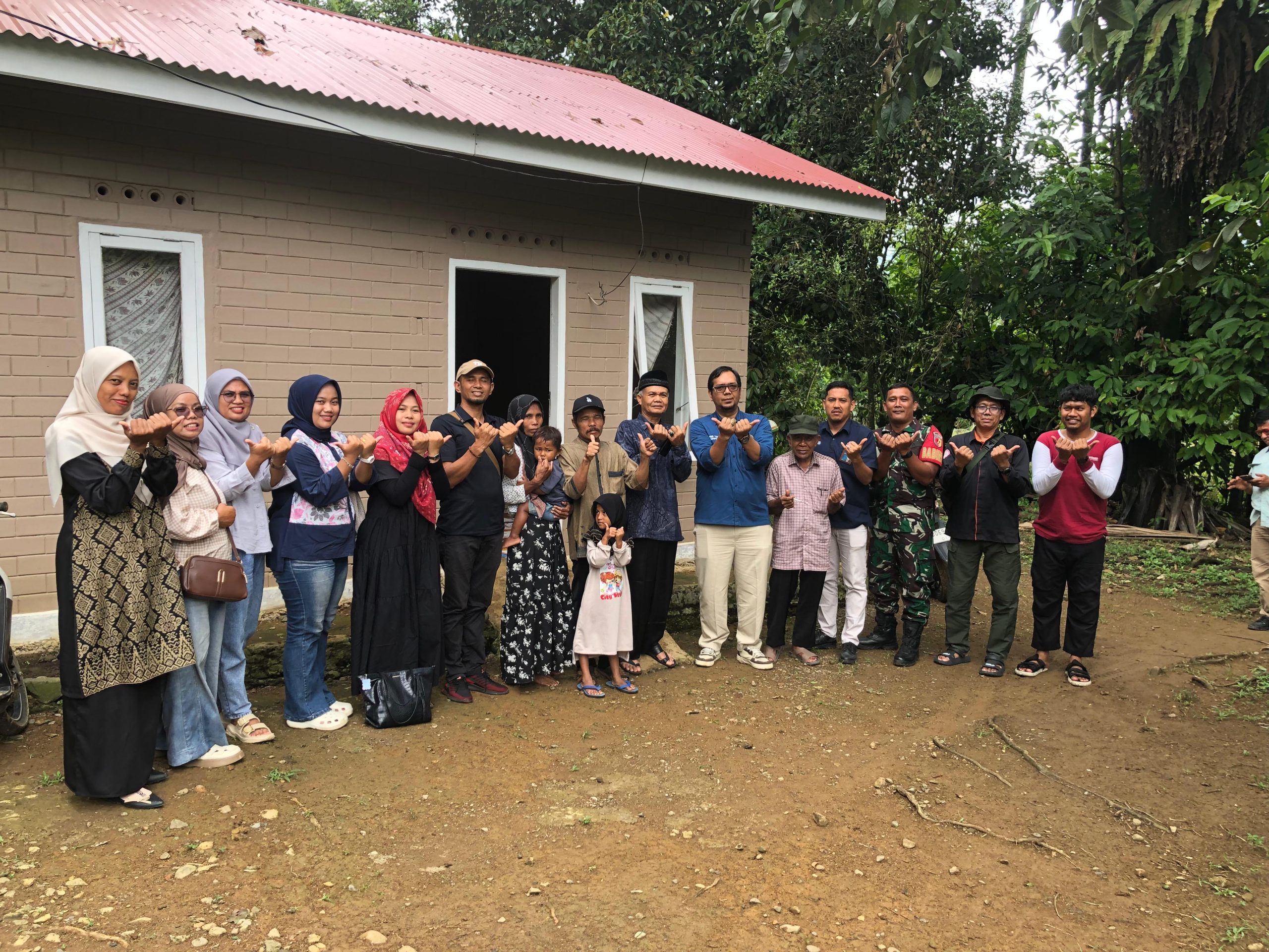 PT Semen Padang Serahkan Kunci Rumah Layak Huni untuk Warga Koto Lua