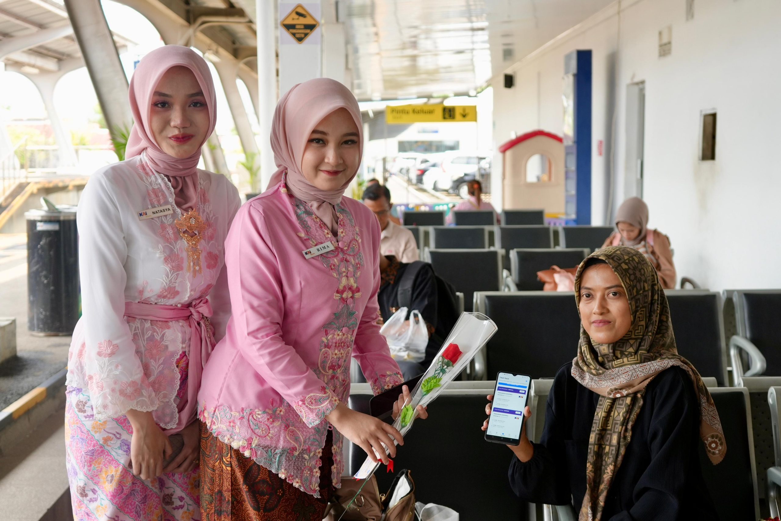 Berikan Souvenir, KAI Sumbar Sapa Penumpang Perempuan di Hari Kartini