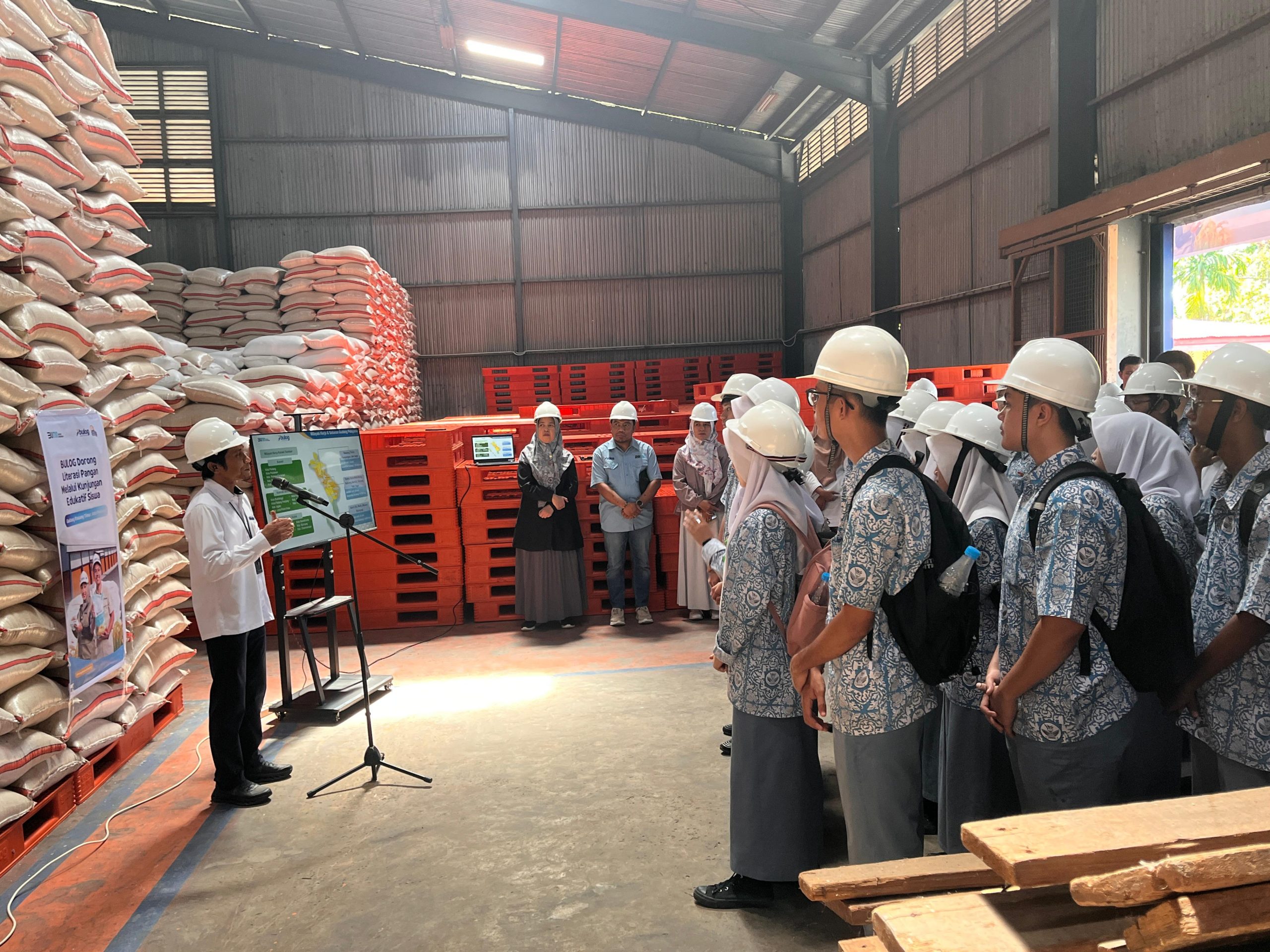 Edukasi Literasi Pangan, Siswa SMAN 6 Padang Kunjungi Gudang Bulog Sumbar