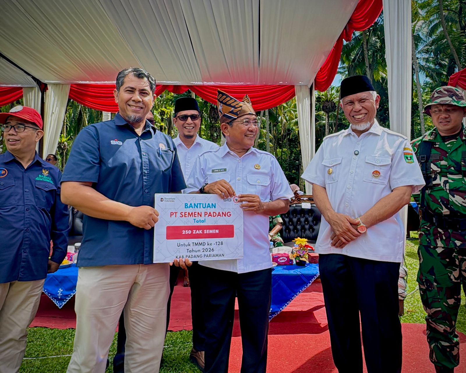 PT Semen Padang Salurkan 250 Zak Semen untuk TMMD ke-128 di Padang Pariaman