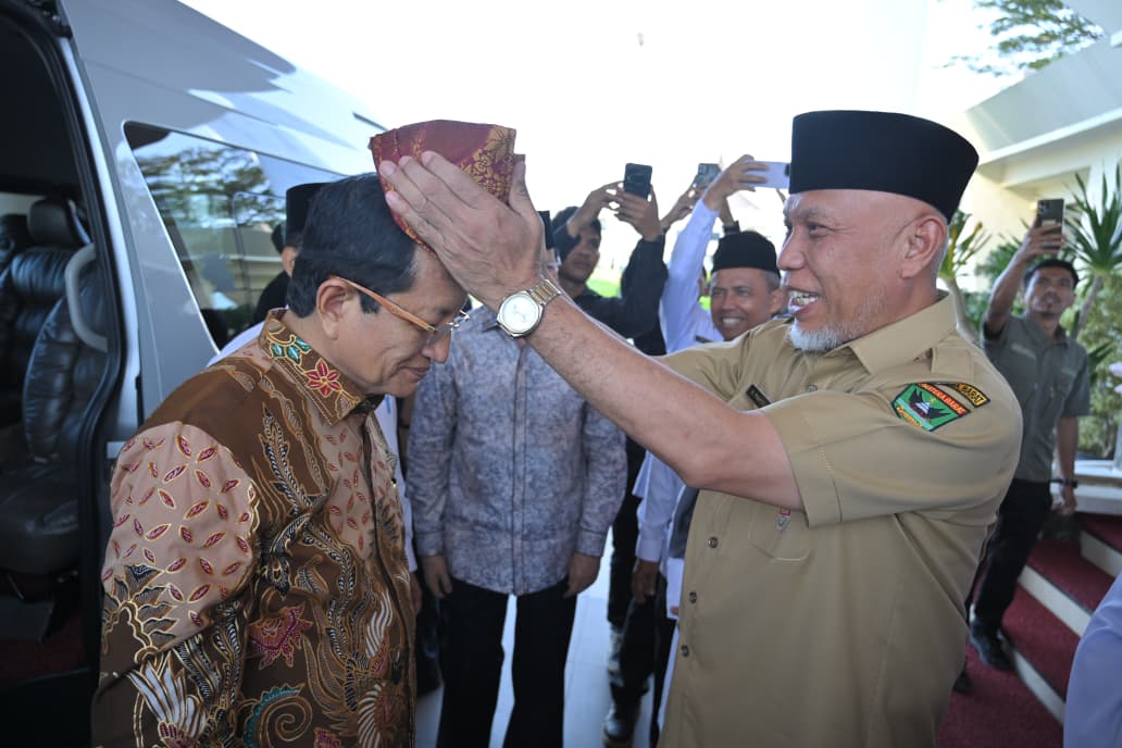 Kunjungan ke Sumbar, Gubernur Mahyeldi Sambut Menteri Agama dengan Nuansa Adat Minang
