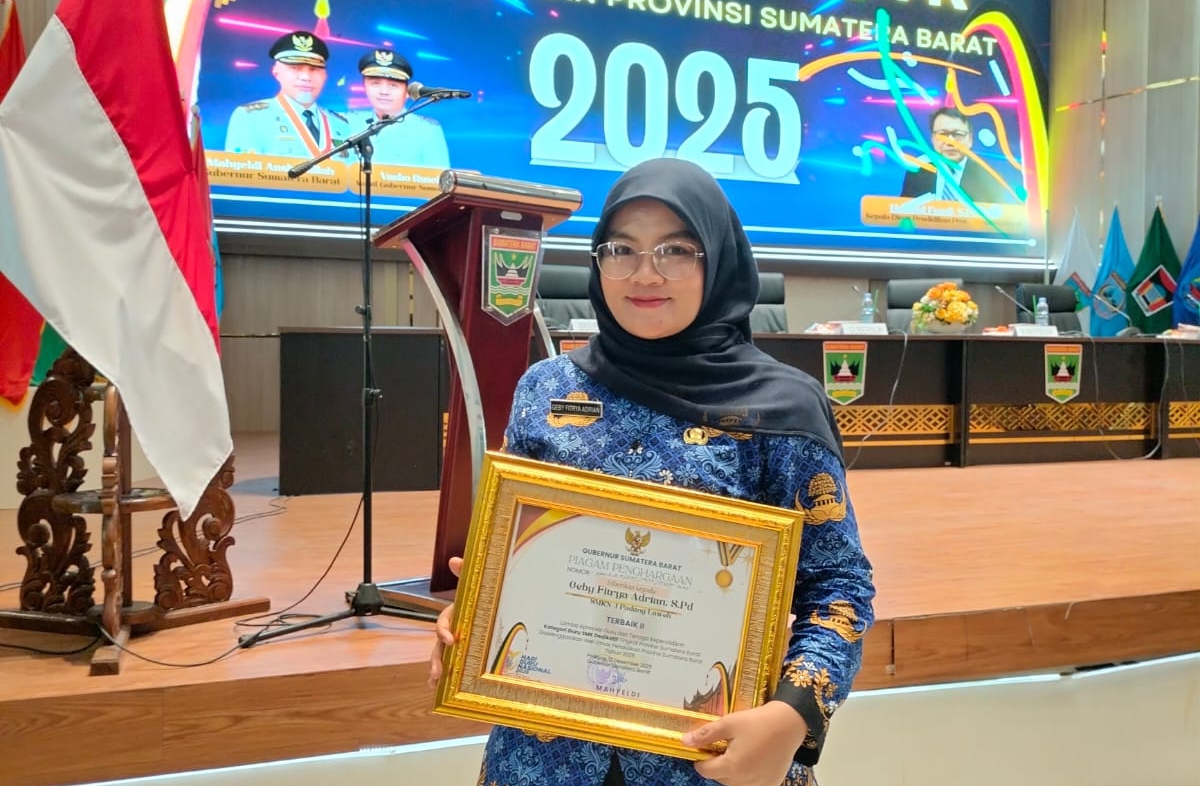 Lewat Inovasi ‘Learning by Fixing’, Guru SMKN 1 Padang Laweh Dharmasraya Raih Penghargaan GTK Sumbar 2025