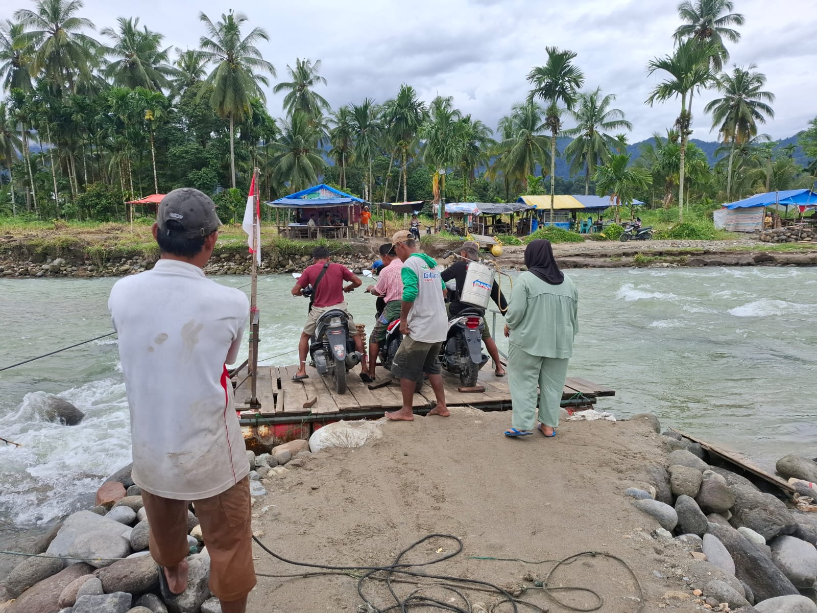 Ketika Rakit Darurat Jadi Jembatan Harapan Warga Anduriang Padang Pariaman