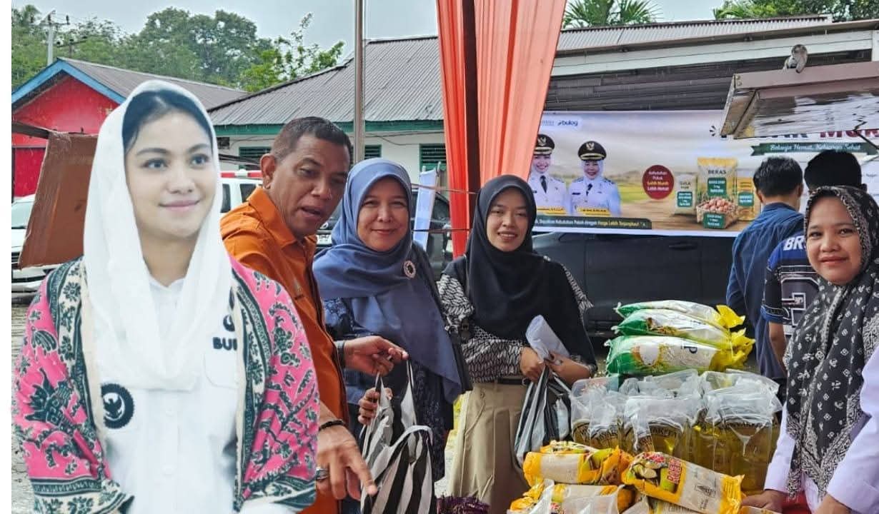 Diguyur Hujan, Pasar Murah Pemkab Dharmasraya di Koto Baru Tetap Dipadati Warga