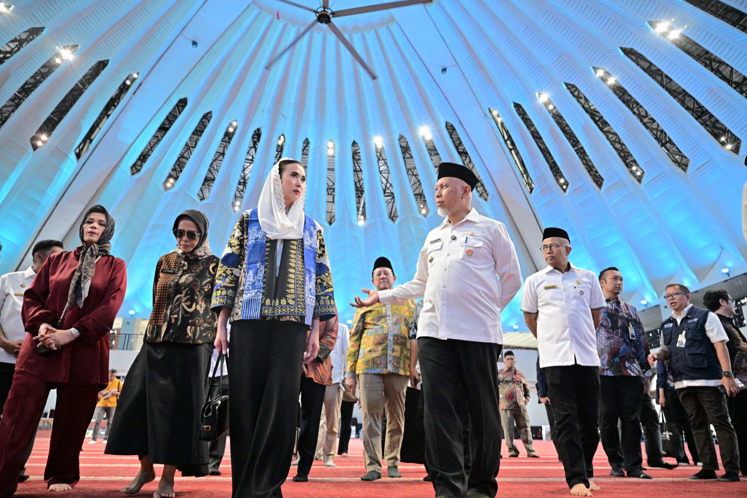 Heboh Menteri Pariwisata Widiyanti Pakai Sepatu Masuk Masjid Raya Sumbar, Begini Faktanya