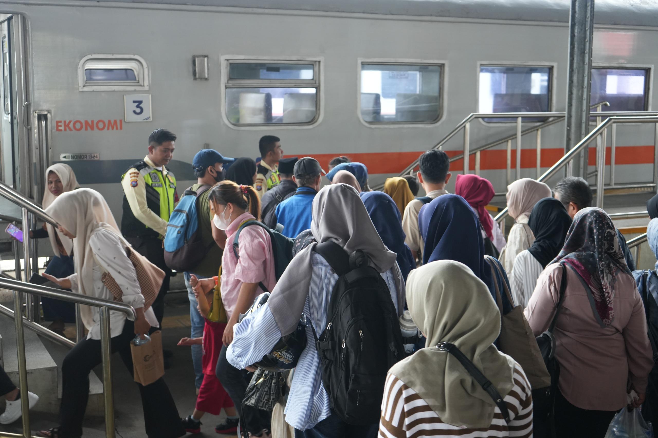 KAI Divre II Sumbar Layani 23 Ribu Penumpang Selama Libur Panjang Hari Buruh 2026