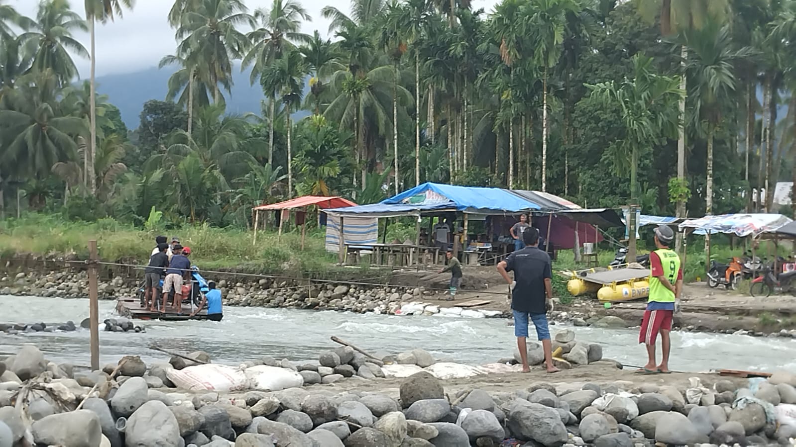 Jembatan Darurat Rusak Lagi, Putus Akses 3 Nagari di Padang Pariaman hingga Menyeberang Pakai Rakit