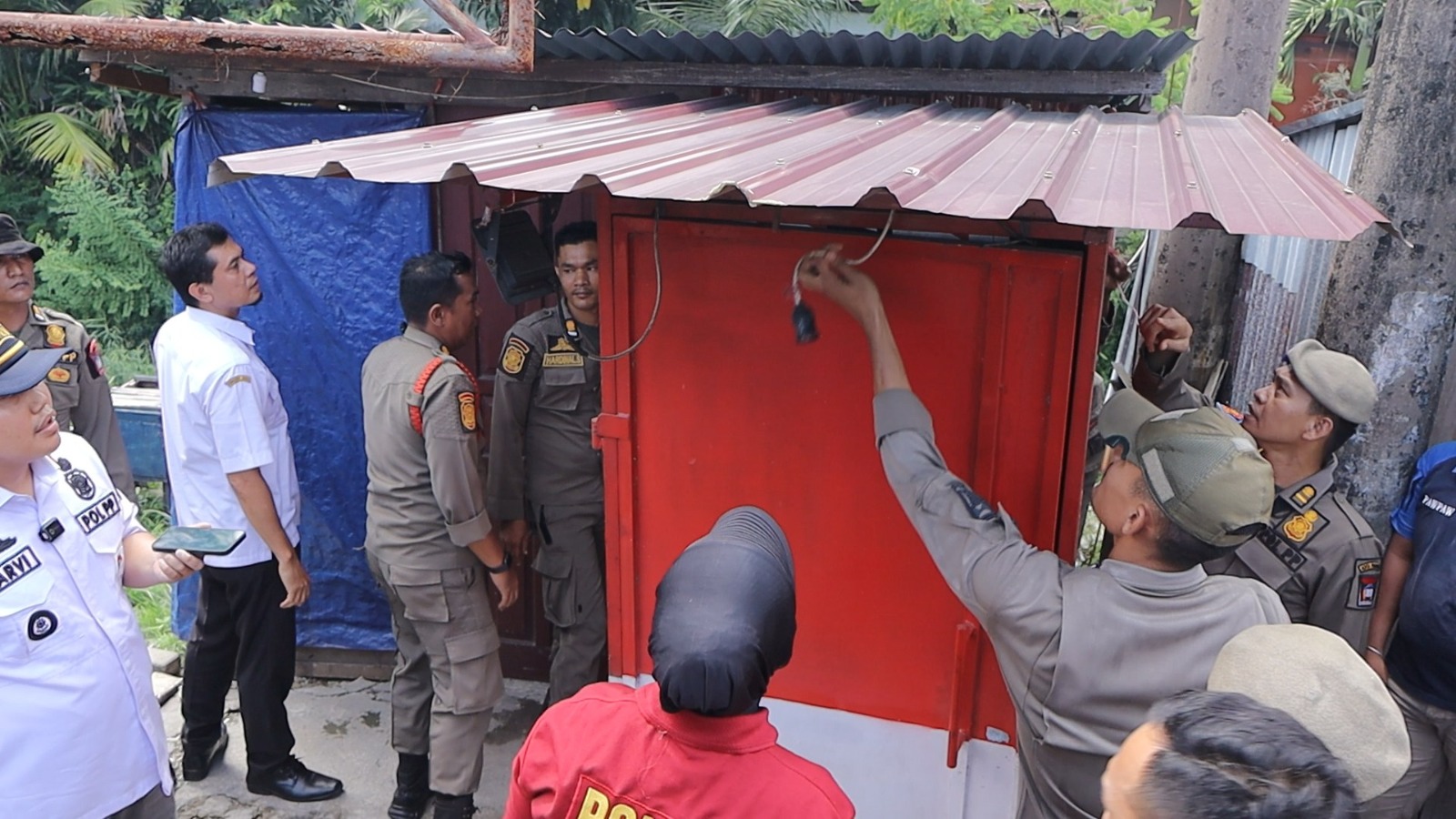 Satpol PP Padang Bongkar Bangunan Liar Berdiri di Sempadan Sungai 