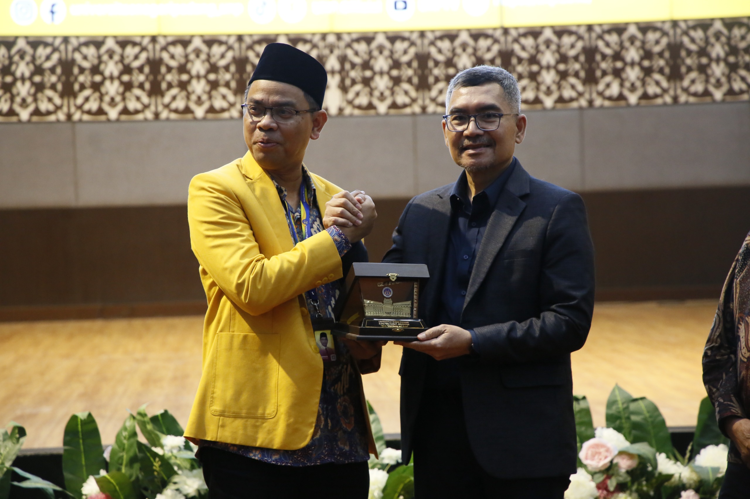 Bahas Tantangan Perguruan Tinggi hingga Target 1.000 Doktor, Sesditjen Dikti Buka Raker PTNBH UNP