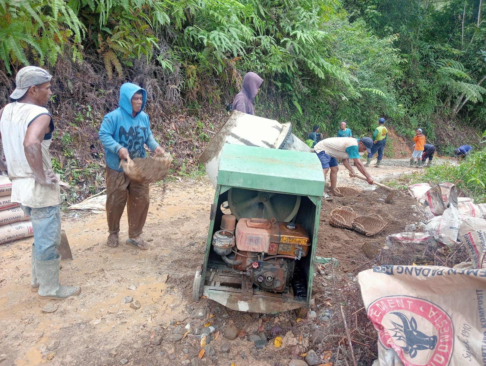 Semen Padang Salurkan 3.000 Zak Bantu Betonisasi Jalan Puncak Labuang Limau Manis