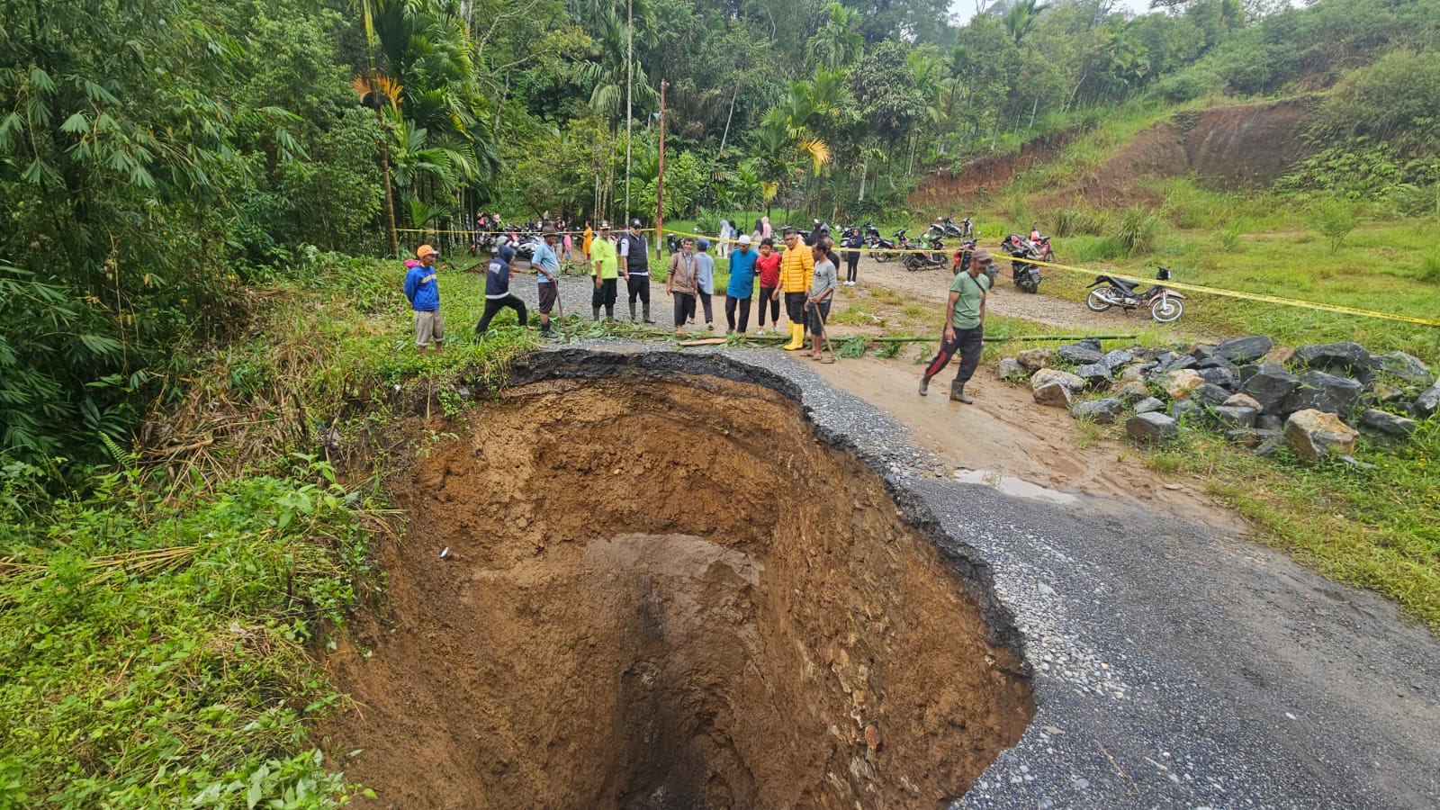2.000 Jiwa Terisolasi di Situjuah Ladang Laweh Limapuluh Kota, Terhalang Jalan Amblas Mirip Sinkhole