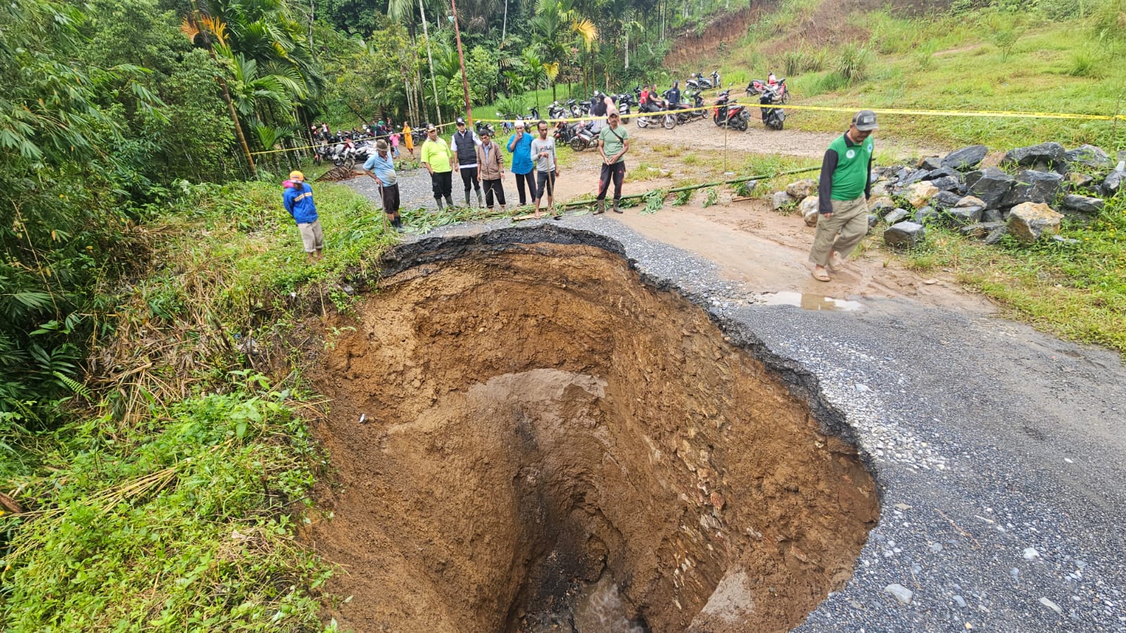 Jalan Amblas Mirip Sinkhole di Limapuluh Kota, Jalur Tembus Situjuah – Batusangkar Lumpuh Total