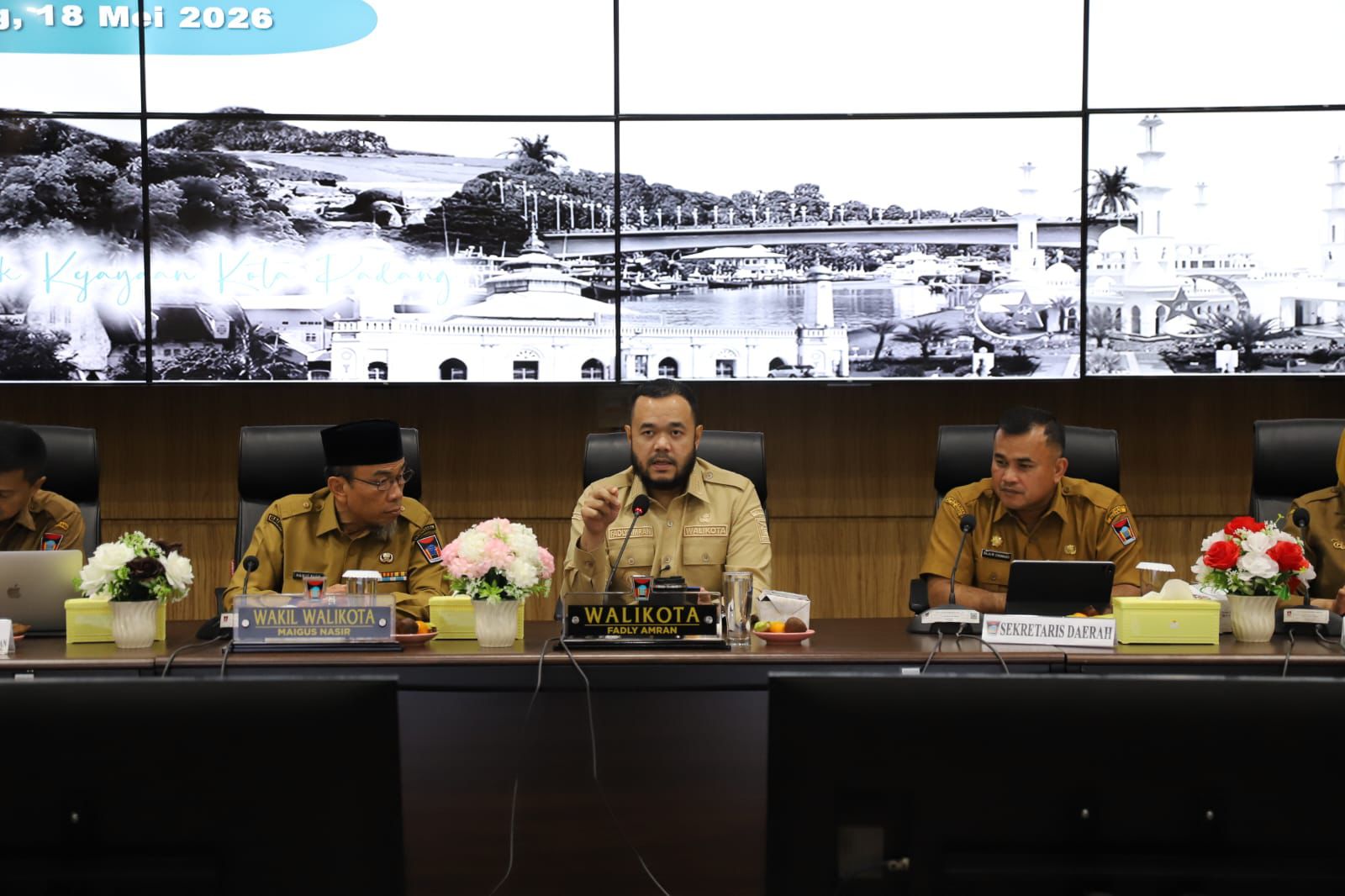 Rapat Bulanan Pemko Padang, Fadly Amran Minta Percepat Penanganan Pascabencana