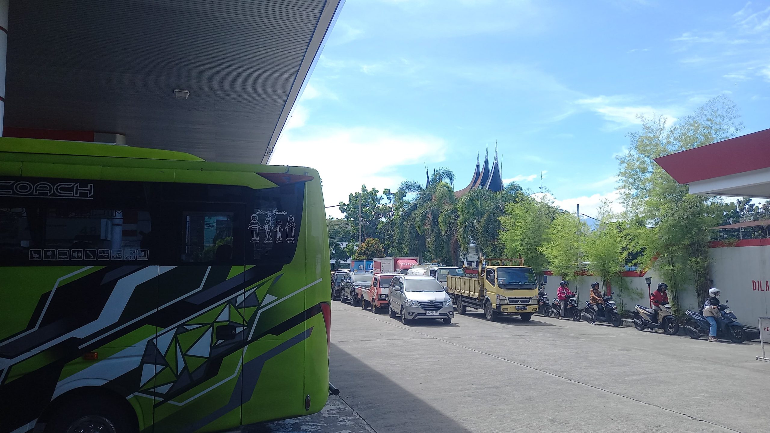 Antrean Bio Solar Mengular di Padang, Kendaraan Berat Padati SPBU Khatib Sulaiman