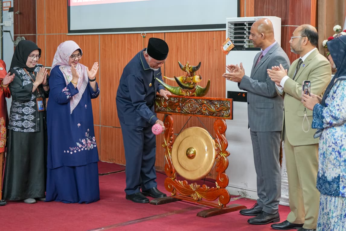 Gubernur Sumbar Dorong Penguatan SDM Adaptif dan Berbudaya pada ICOF 2026 Universitas Fort De Kock