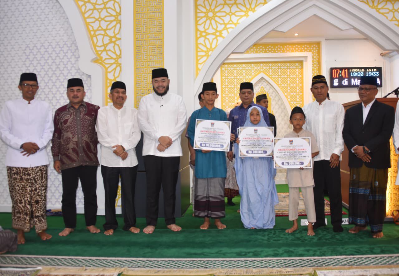 Idul Adha, Wako Padang Serahkan Hadiah Smart Surau untuk 600 Pelajar