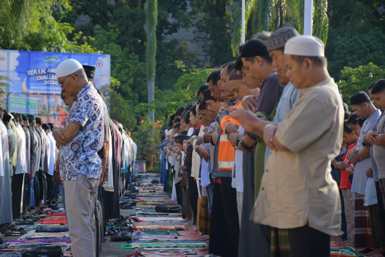 Ribuan Jamaah Ikuti Salat Idul Adha di Plaza PT Semen Padang
