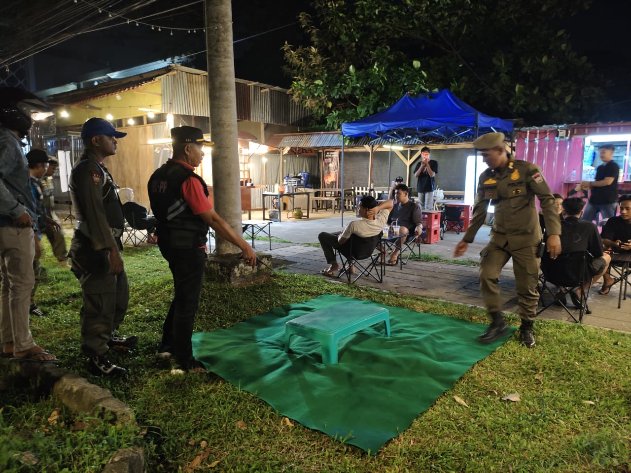 Trotoar Dipenuhi Lapak dan Parkir, Satpol PP Padang Tertibkan PKL di Jalan Khatib Sulaiman