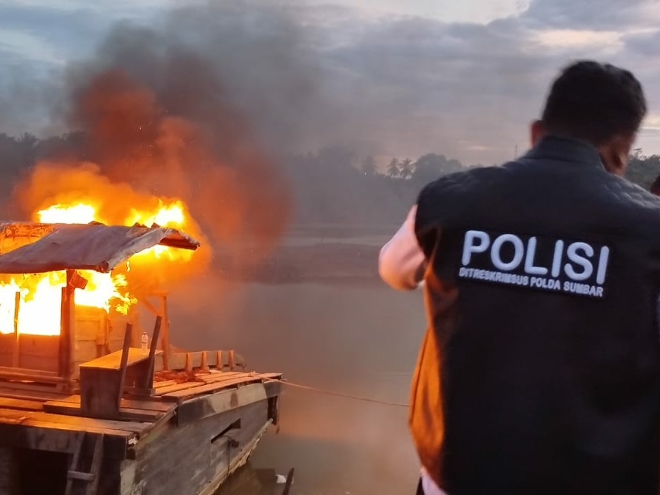 Polisi Hanya Aksi Bakar-bakar di Lokasi Tambang Emas Ilegal, Walhi Sumbar: Gimmick Belaka